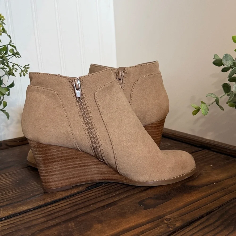 NWT Madden Girl Greteel Tan Wedge Booties
